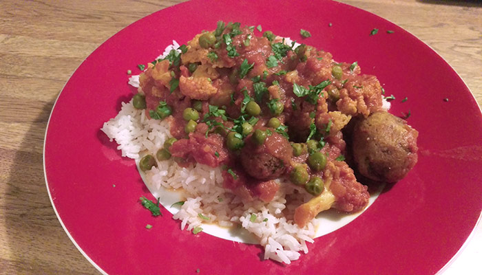 Aloo Gobi Masala - Indian Vegetarian Dish Consisting Of Tomatoes, Potatoes, Cauliflower, Peas, And Spices